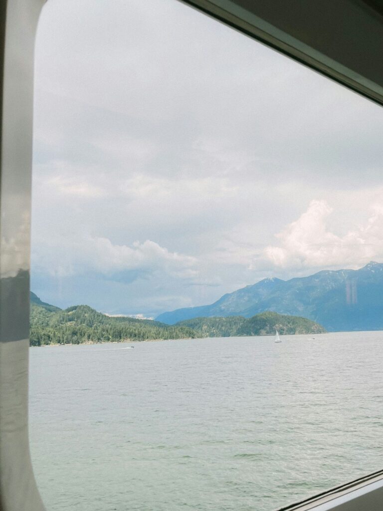 coolcation: mooi zweeds meer vanuit de trein