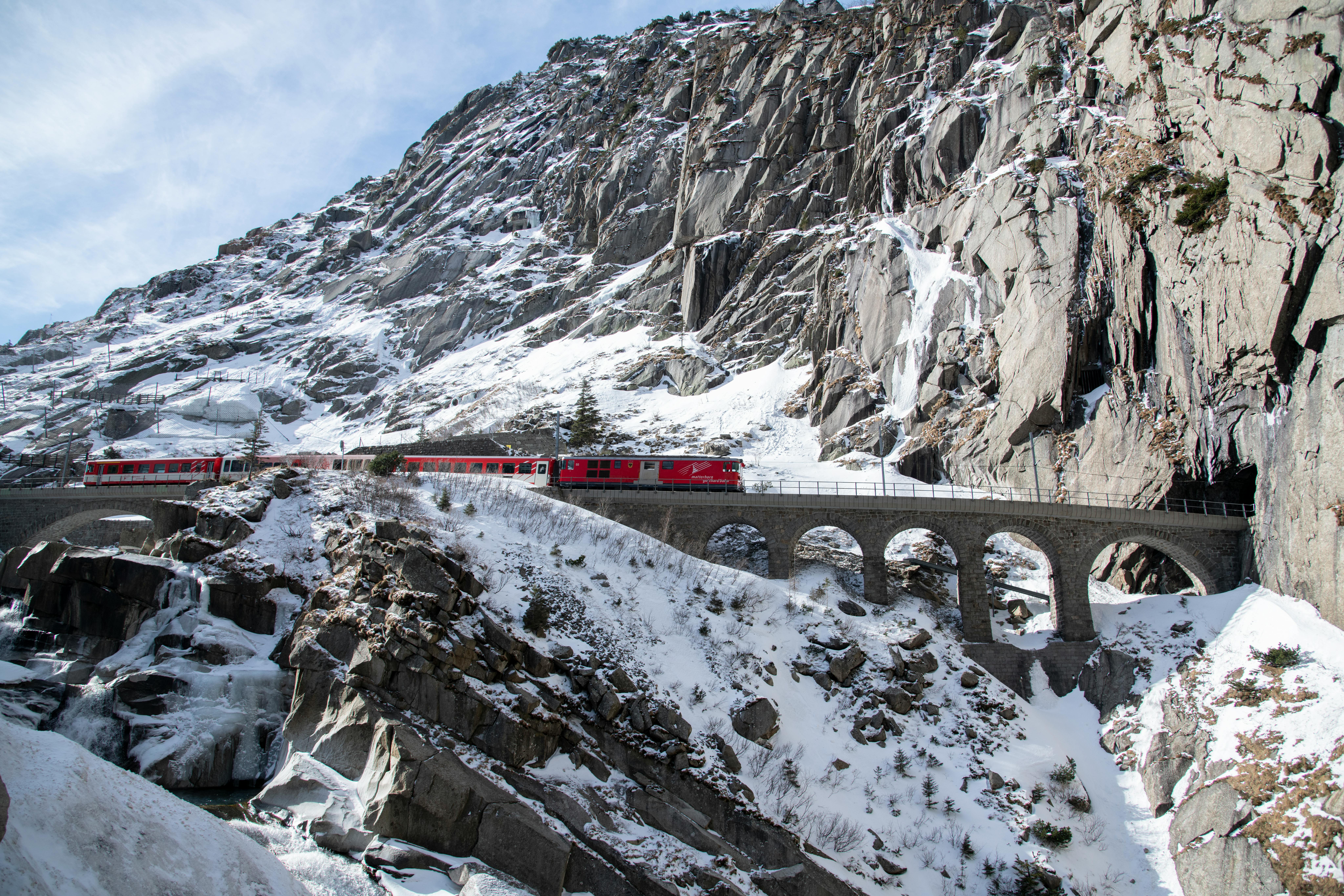 Met de trein over de Alpen: De Bernina Express over een viaduct