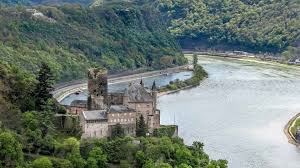 Rijn Burcht route met aktijd een kasteel op een heuvel